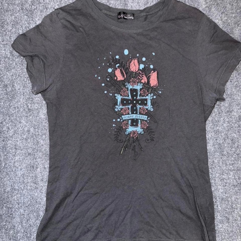 Y2K wet seal G.Girl baby tee femme fatale cross graphic grunge shirt
